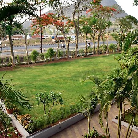 Caves County Resort Malegaon Buitenkant foto