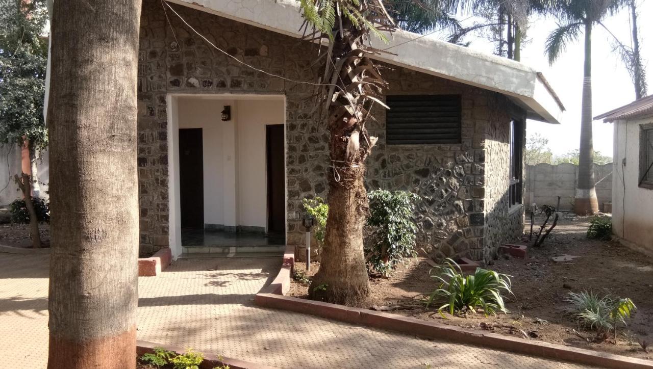 Caves County Resort Malegaon Buitenkant foto