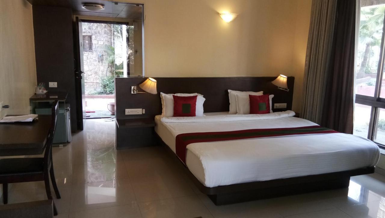 Caves County Resort Malegaon Buitenkant foto