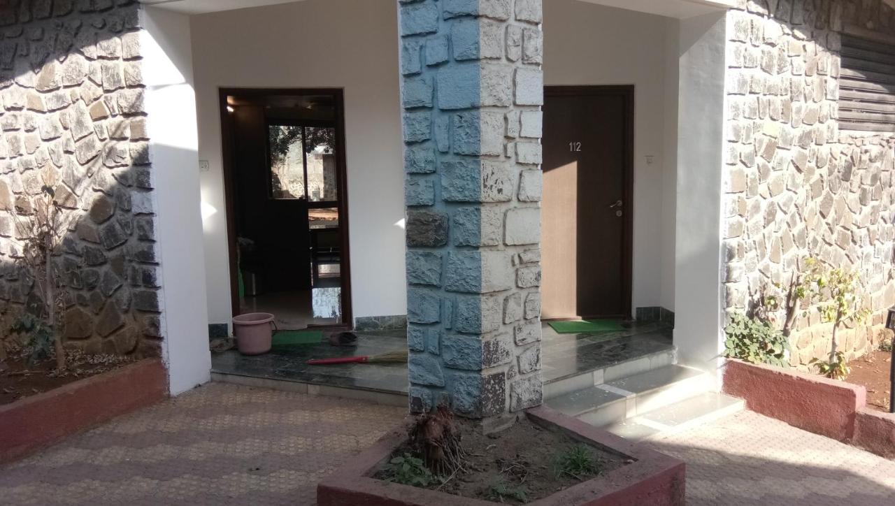 Caves County Resort Malegaon Buitenkant foto