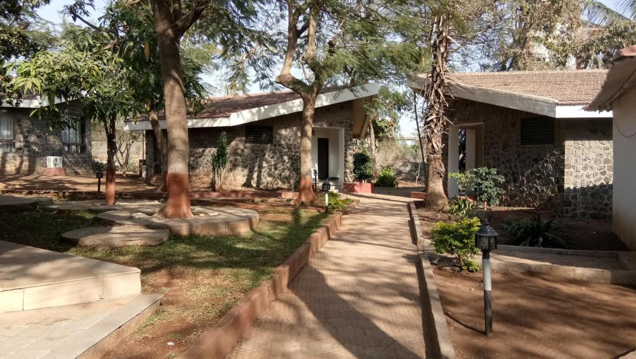 Caves County Resort Malegaon Buitenkant foto