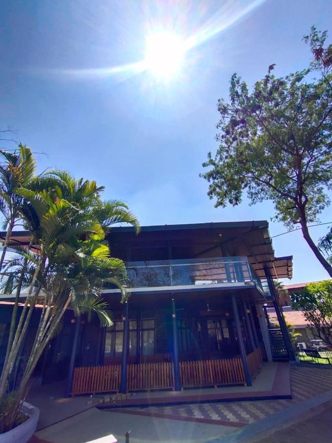 Caves County Resort Malegaon Buitenkant foto