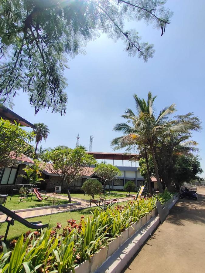 Caves County Resort Malegaon Buitenkant foto