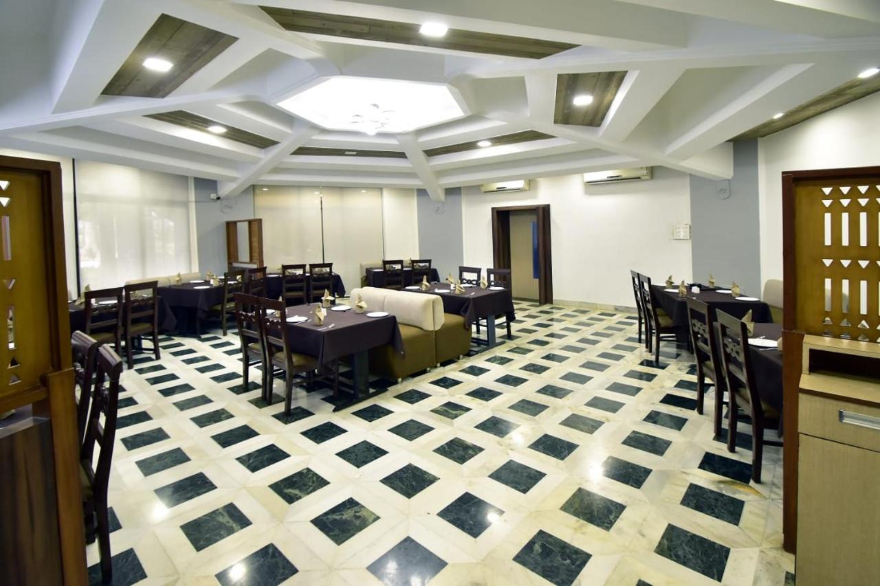 Caves County Resort Malegaon Buitenkant foto