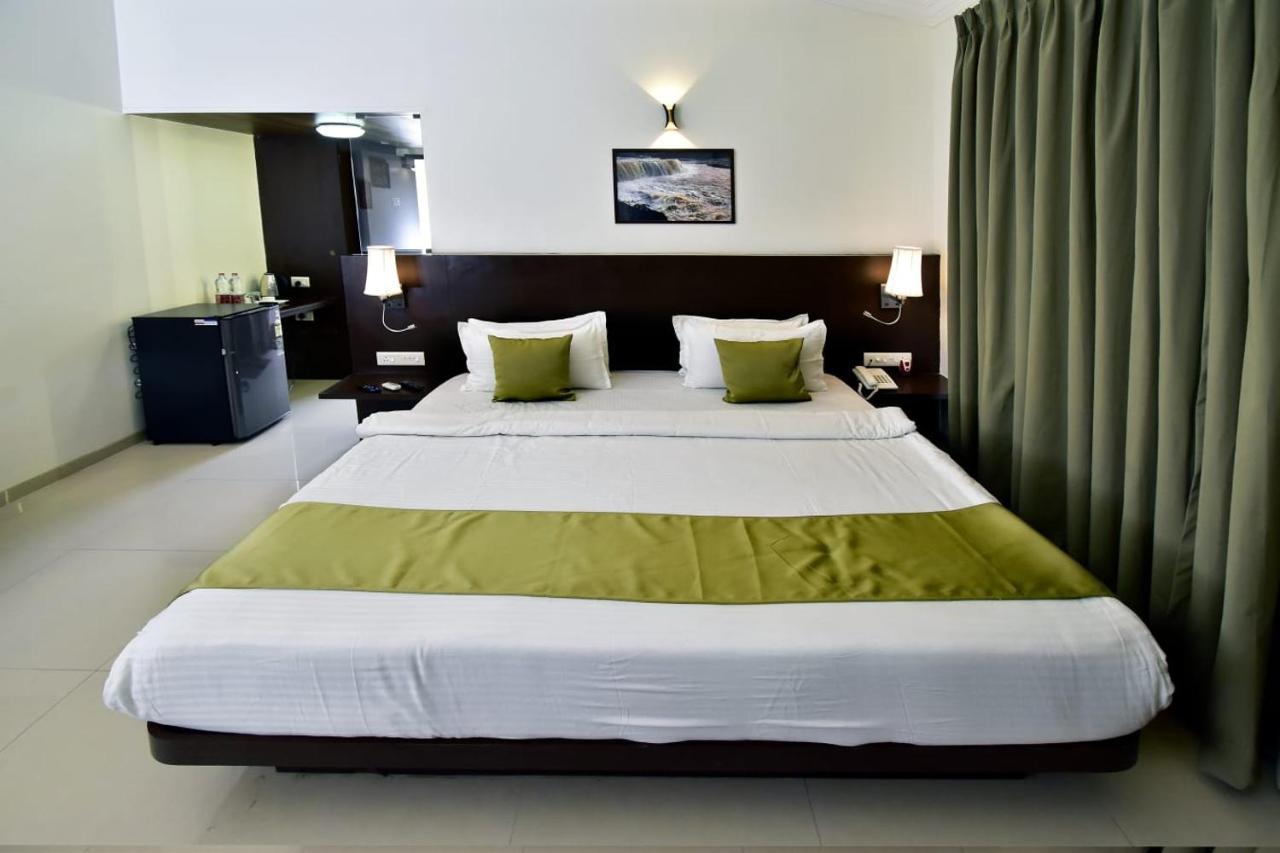 Caves County Resort Malegaon Buitenkant foto
