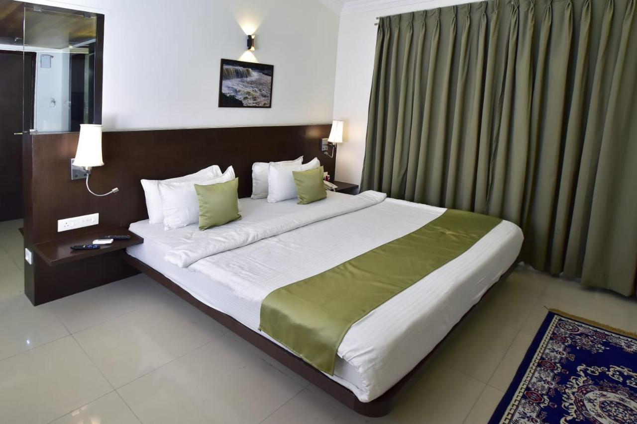 Caves County Resort Malegaon Buitenkant foto