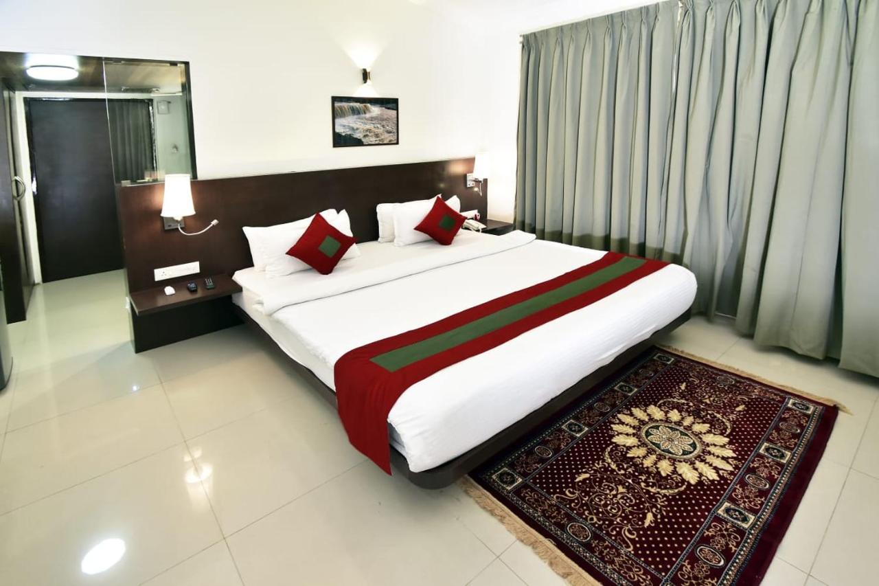 Caves County Resort Malegaon Buitenkant foto