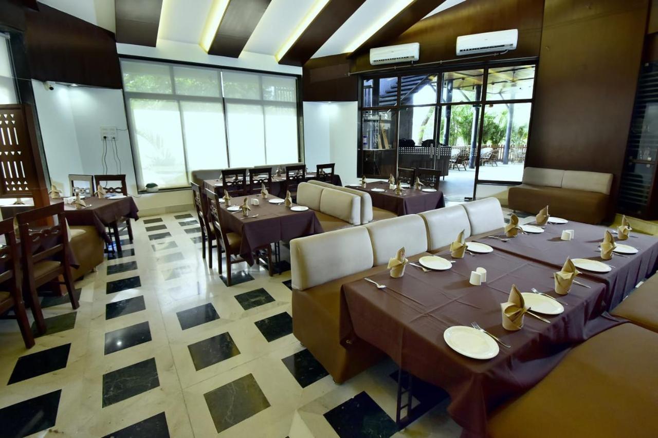 Caves County Resort Malegaon Buitenkant foto