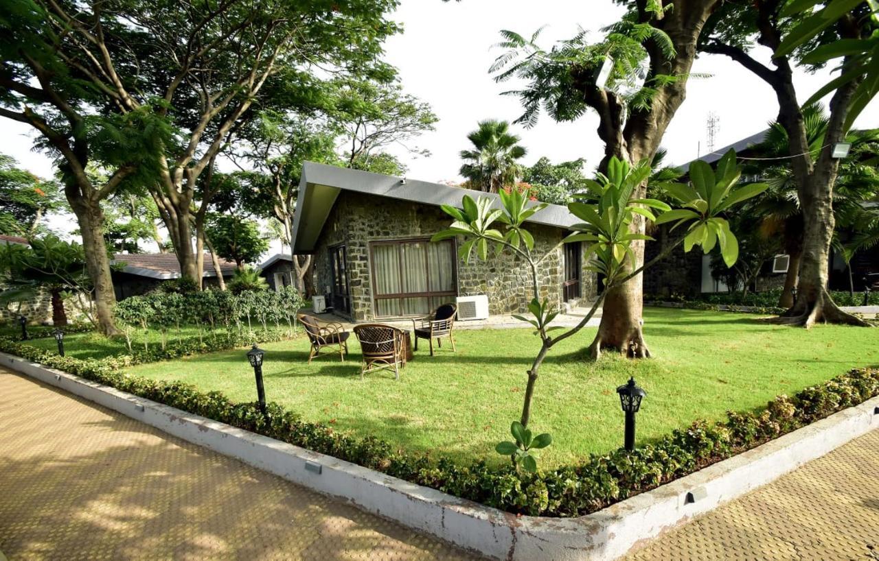 Caves County Resort Malegaon Buitenkant foto