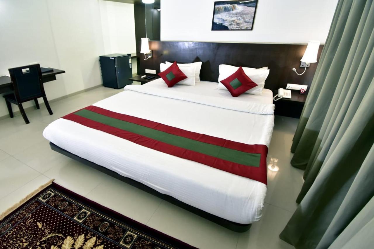 Caves County Resort Malegaon Buitenkant foto