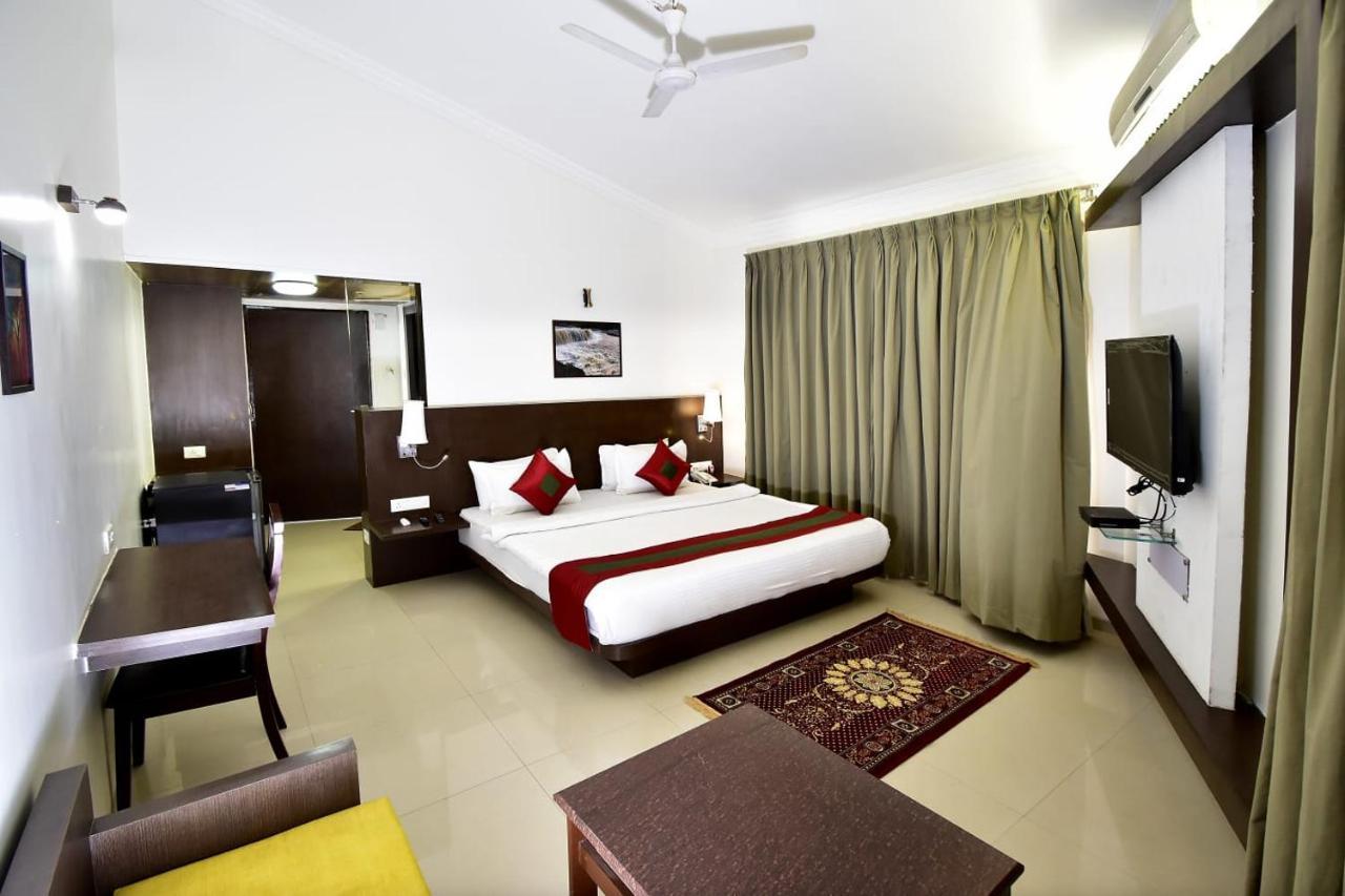 Caves County Resort Malegaon Buitenkant foto