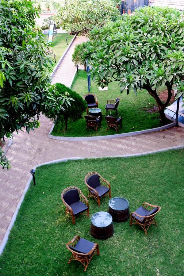 Caves County Resort Malegaon Buitenkant foto