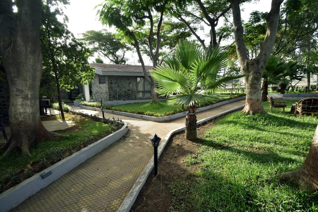 Caves County Resort Malegaon Buitenkant foto