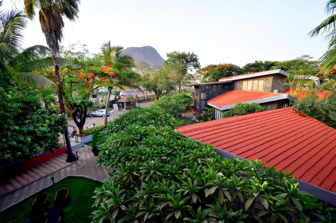 Caves County Resort Malegaon Buitenkant foto