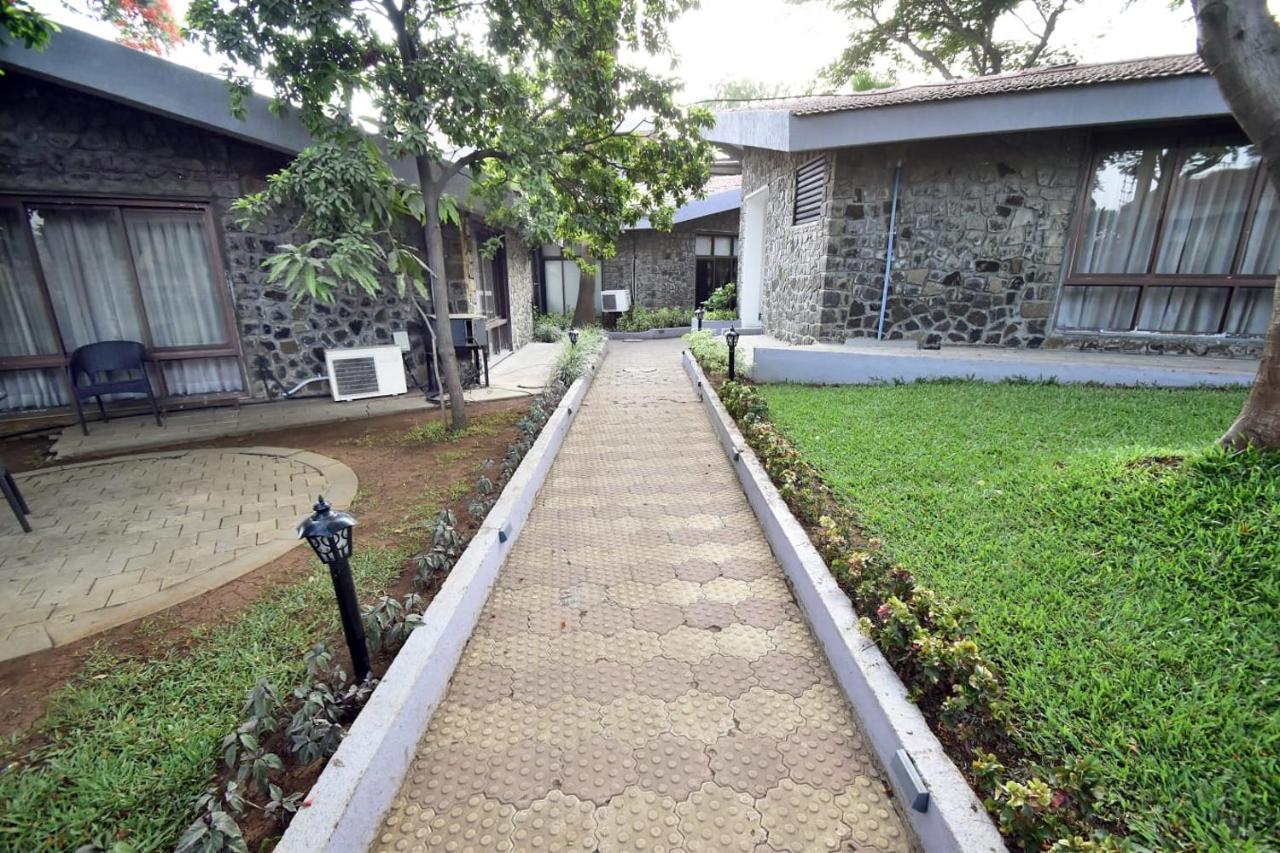 Caves County Resort Malegaon Buitenkant foto