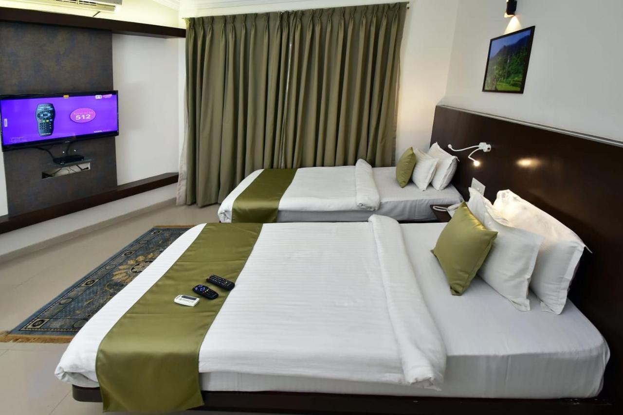 Caves County Resort Malegaon Buitenkant foto