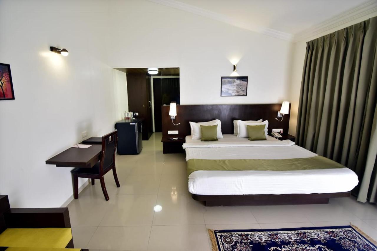Caves County Resort Malegaon Buitenkant foto