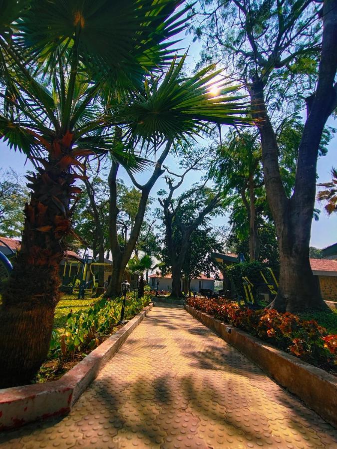Caves County Resort Malegaon Buitenkant foto