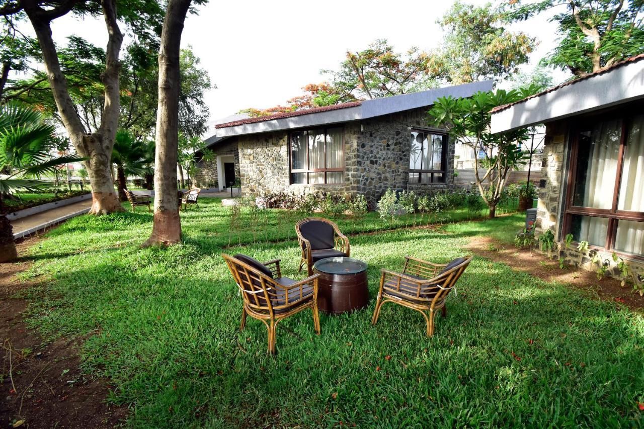 Caves County Resort Malegaon Buitenkant foto