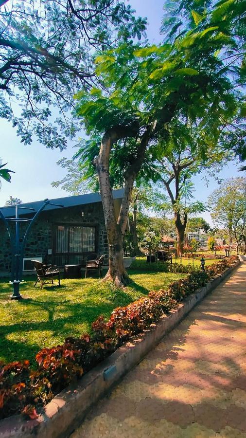 Caves County Resort Malegaon Buitenkant foto